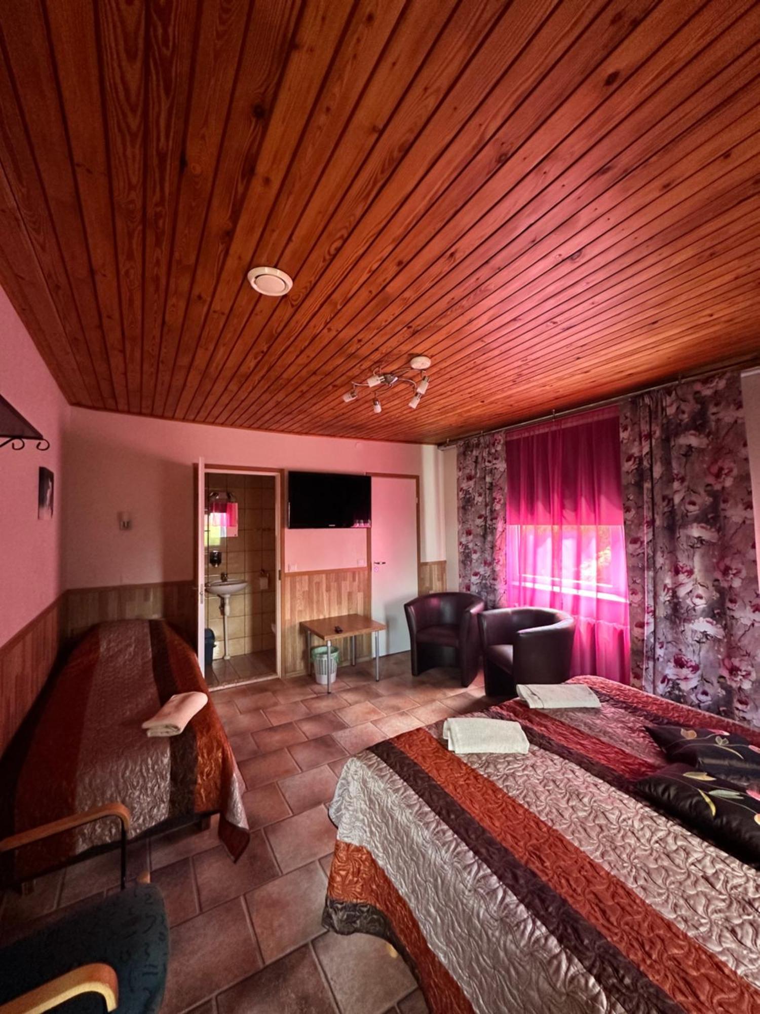 Guesthouse Maenniku Pärnu Exteriör bild