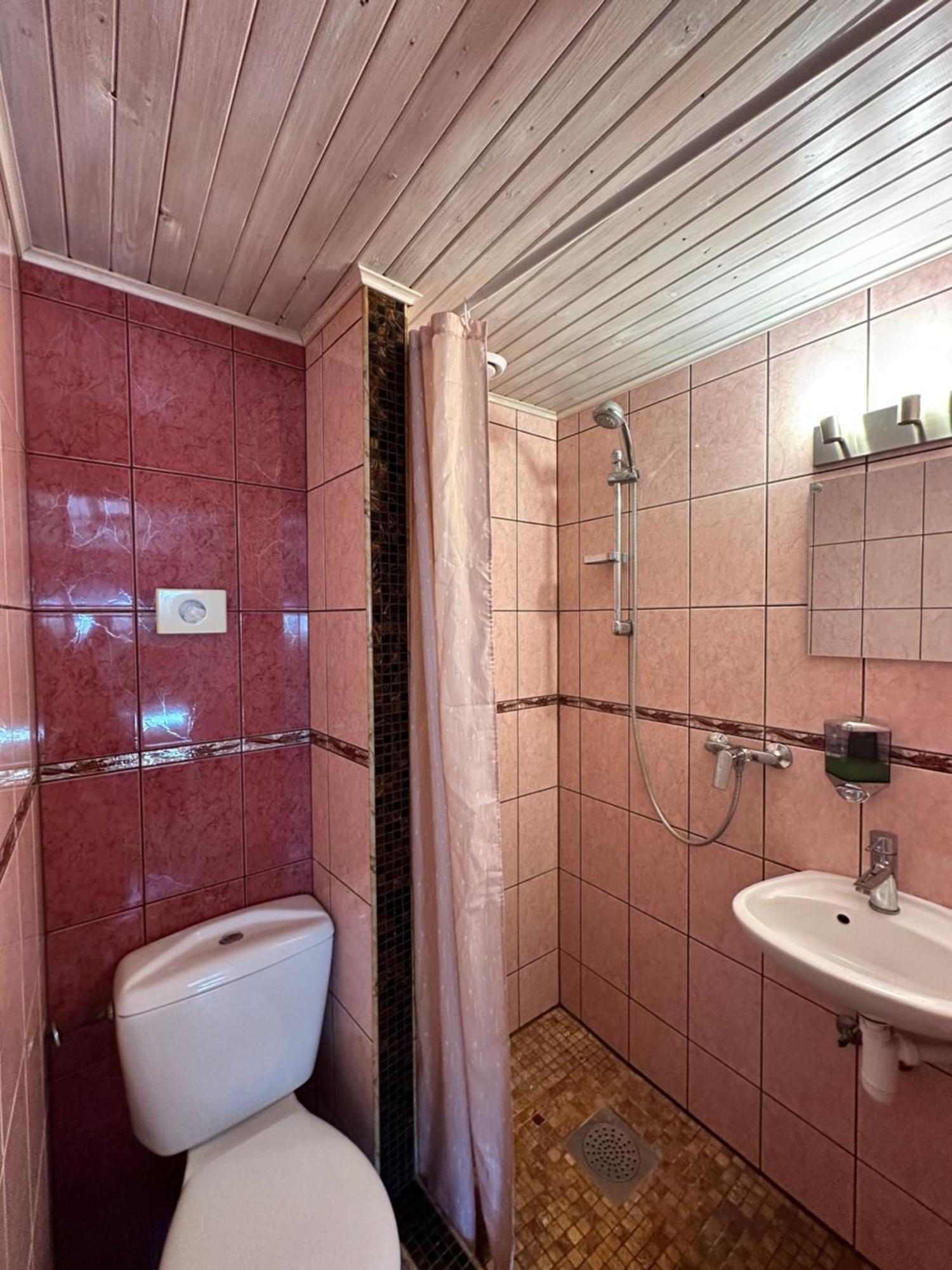 Guesthouse Maenniku Pärnu Exteriör bild